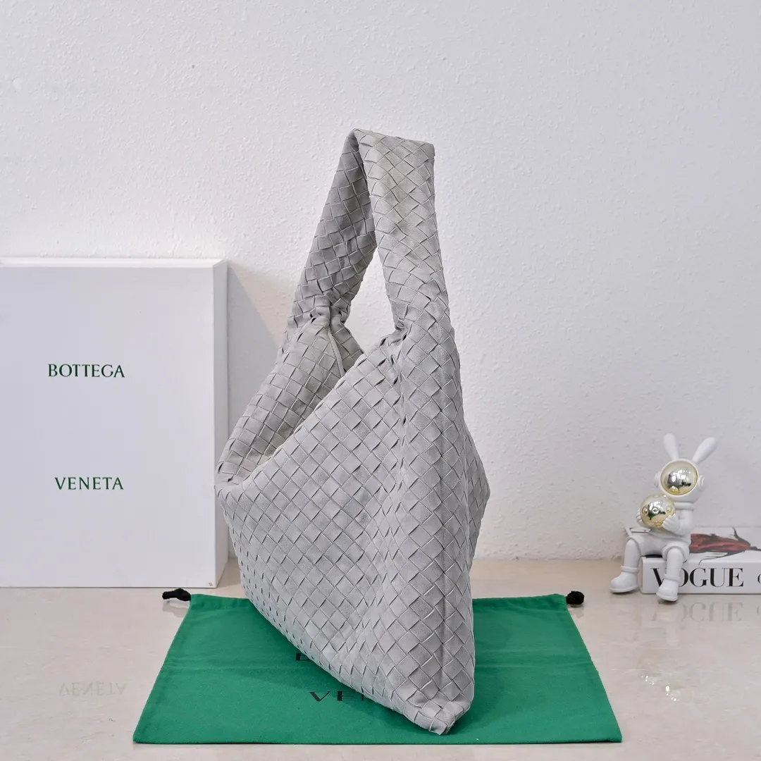 Batch 2160 #Bv Yangjin large size HOP cowhide, the bag body and handles are made of a whole piece of woven leather. The bag body is soft and lazy. Hop symbolizes the praise of innovation and eternal craftsmanship [love]. The pyramid silhouette combines practicality and fashion. Modern and casual, the bag mouth is double-sided closed design, more convenient and safe! Made of soft cowhide and full of texture, this is a must-have for fashionable ladies who like minimalism, comfort and casualness! Model: 3970 Dimensions: 54x24x13